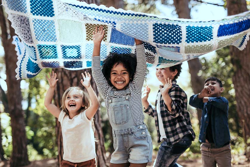 Kinder spielen in der Natur