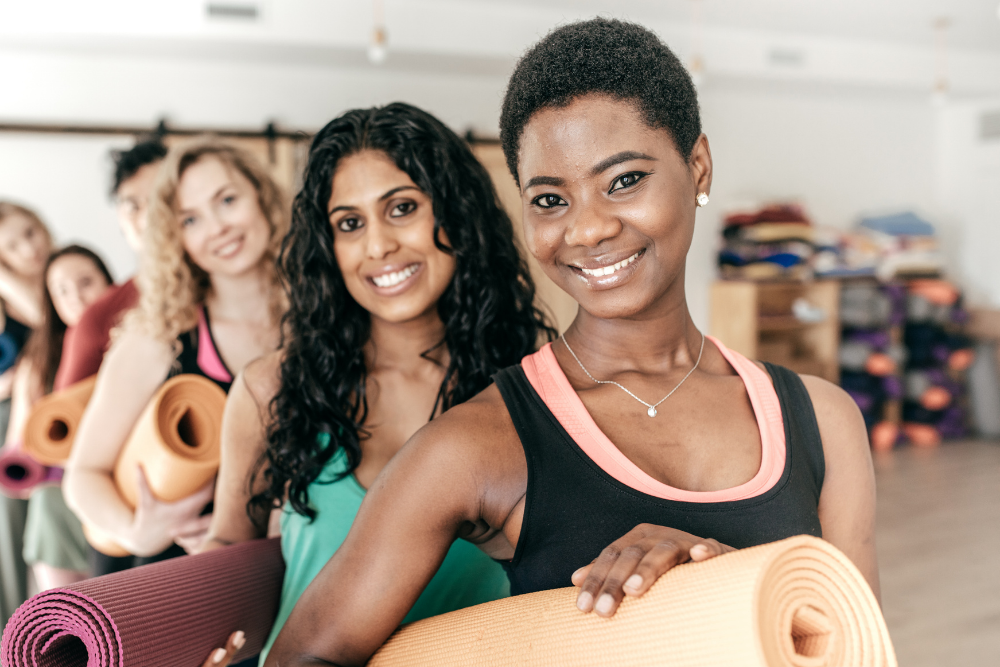 Frauen machen Yoga im Studio