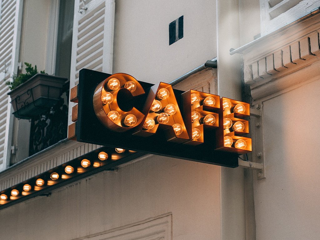 Bild mit Leuchtreklame "CAFE"